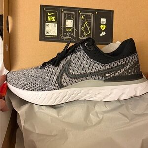 Nike Men's Black and White Athletic Shoes